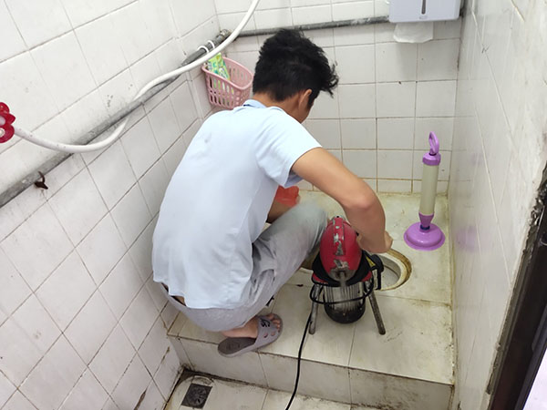 昭阳管道堵塞冒臭气 专业师傅现场解决问题