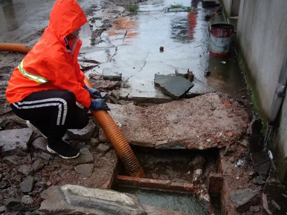 昭阳专业清理污水池 炜誉市政以规范流程守护城市 “肠道”