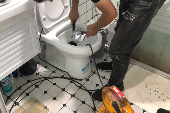 昭阳马桶堵塞自己疏通还是找师傅？专业上门服务让你省时更省心