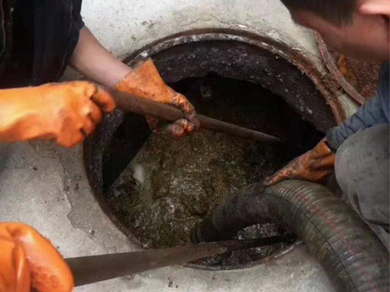 昭阳清理化粪池时如何避免沼气的危害？